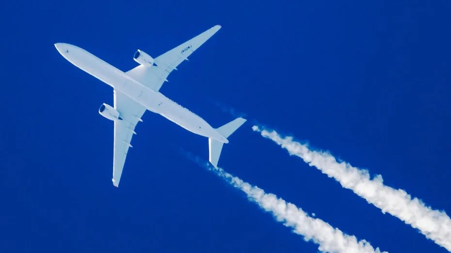 Keine Kondensstreifen mehr: So will Google das Fliegen mithilfe von KI klimafreundlicher gestalten