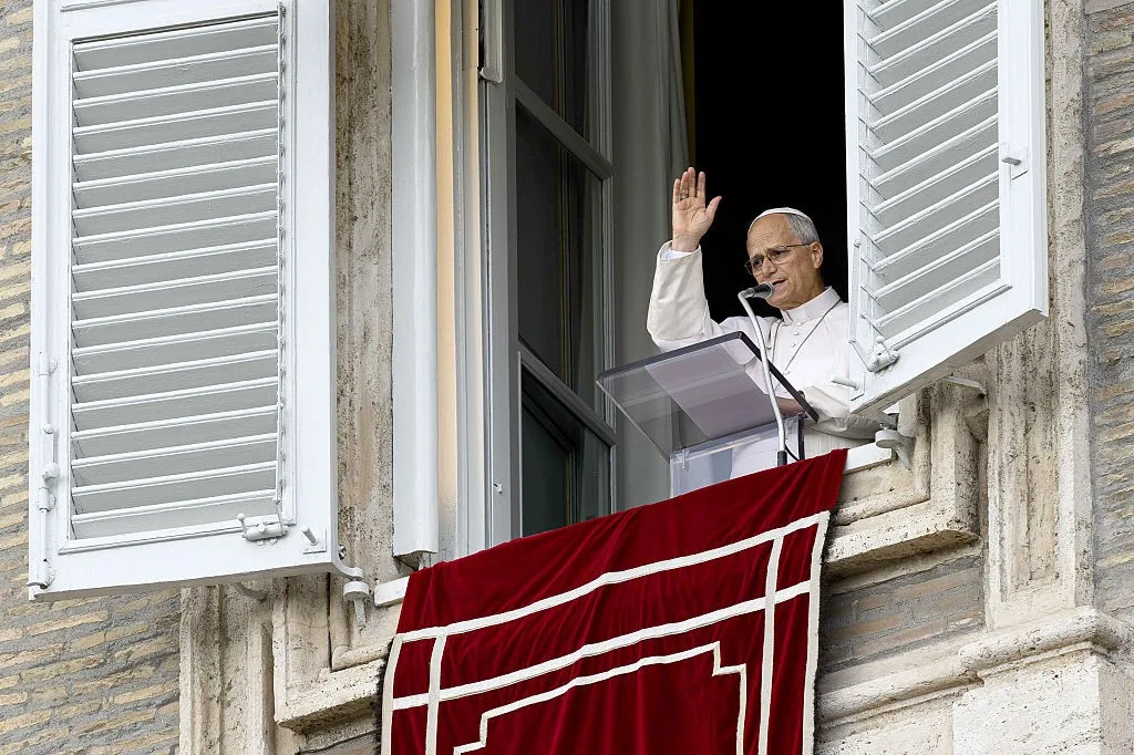 Após deixar o hospital, Papa Leão XIV conduz oração no Vaticano