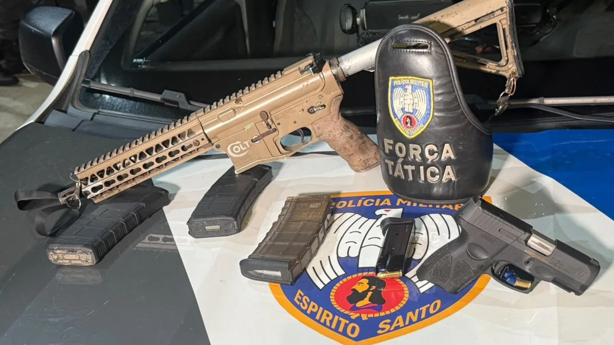 Homem é preso com fuzil e pistola escondidos embaixo da cama em Vitória