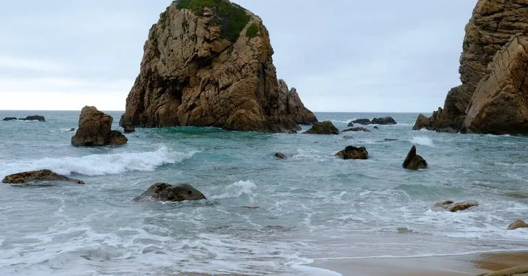 Praia da Ursa. Interrompidas buscas de jovem ucraniano