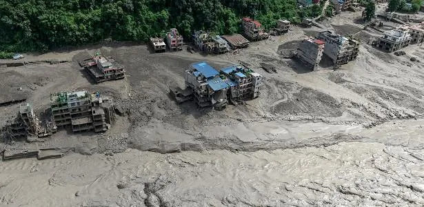 Cheia varre fronteira Nepal-Tibete e some com centenas de pessoas