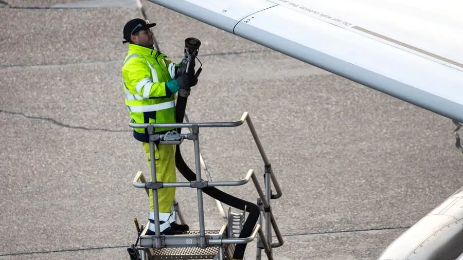 Kerosin: Wie der Golfkrieg die Flugpreise verändert