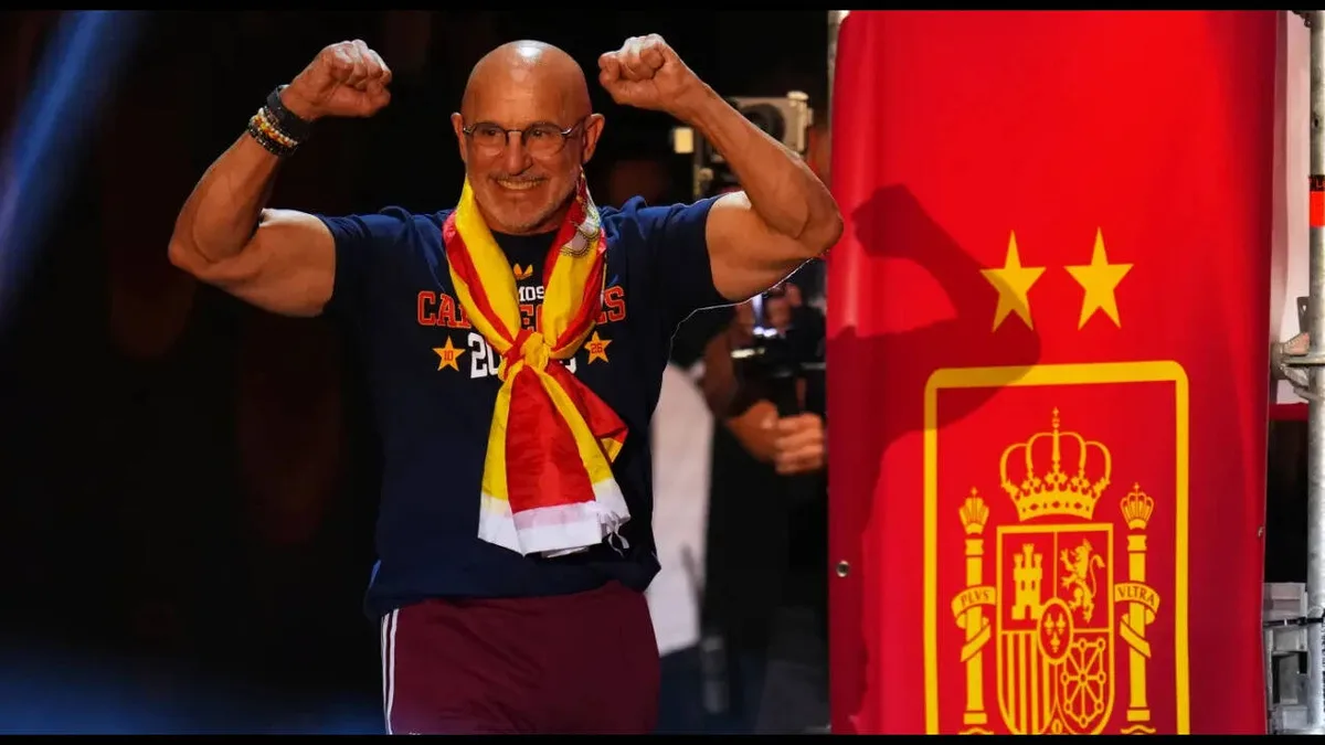 Spain reward World Cup-winning De la Fuente with new deal through 2032