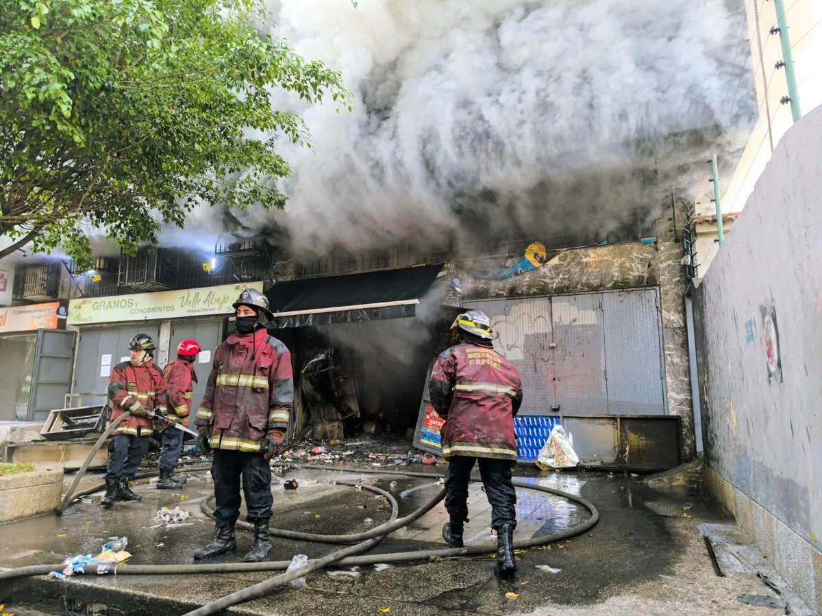 Bomberos sofocan incendio en Los Símbolos y evacúan a diez personas