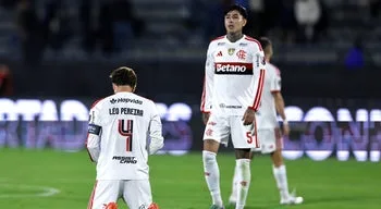 Flamengo, de Leonardo Jardim, sofre mas mantém liderança isolada no Brasil