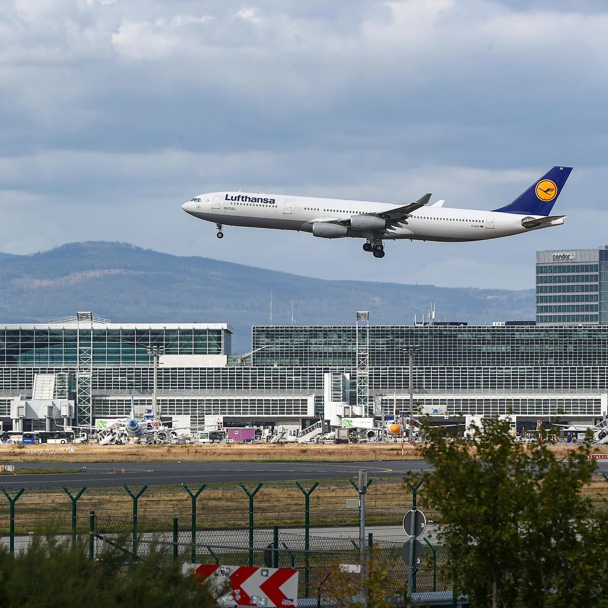 Größter deutscher Flughafen - Kerosin-Mangel in Frankfurt - Lufthansa reagiert