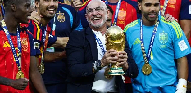 Técnico que levou Espanha a bi da Copa do Mundo encaminha renovação