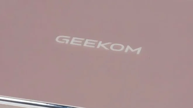 Engenharia da GEEKOM unifica quatro mini PCs para executar tarefas avançadas de IA