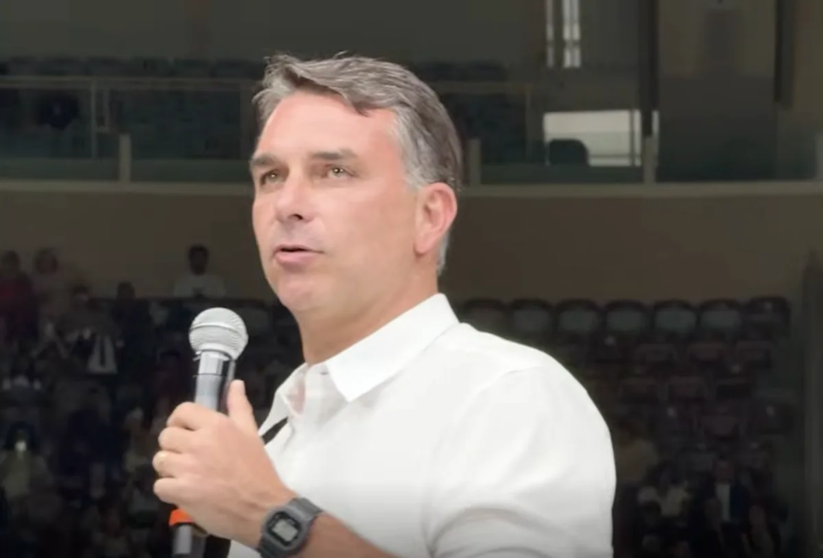 Flávio fala em “guerra espiritual” e recebe apoio de bispo em culto