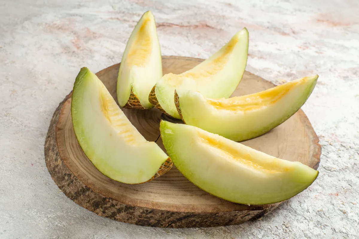 El error que muchos cometen al guardar el melón en la nevera que arruina su sabor: “Las semillas ayudarán a que la fruta conserve su humedad por más tiempo”