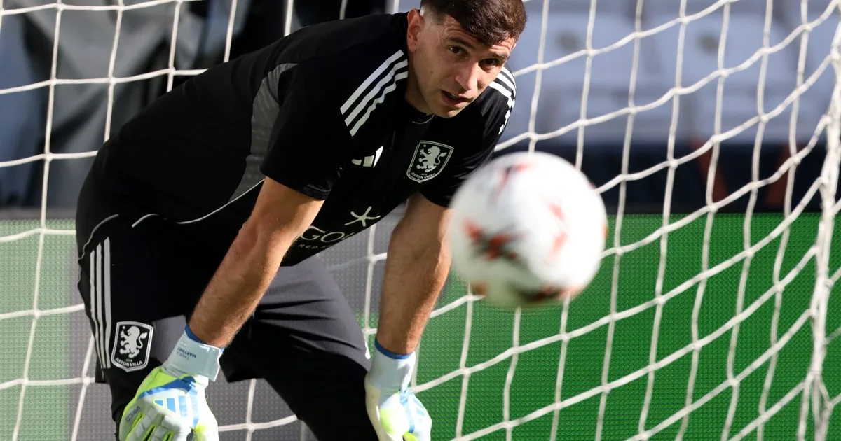 Dibu Martínez, afuera del debut del Aston Villa en la Premier League