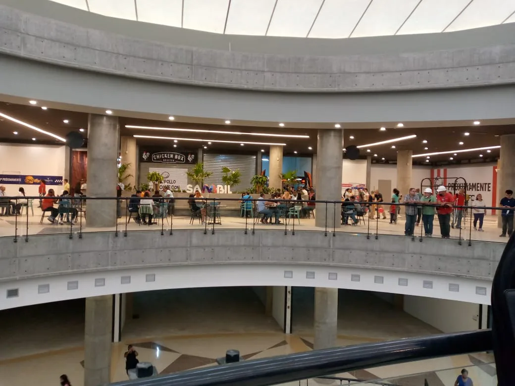 Gobierno comunica racionamientos de cuatro horas en centros comerciales de Caracas