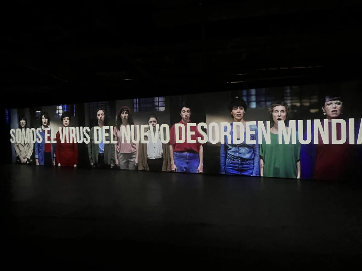 La artista visual que lleva su Estado de Asamblea por todo el mundo, despliega su proyecto en ArtHaus, con asamblea incluida