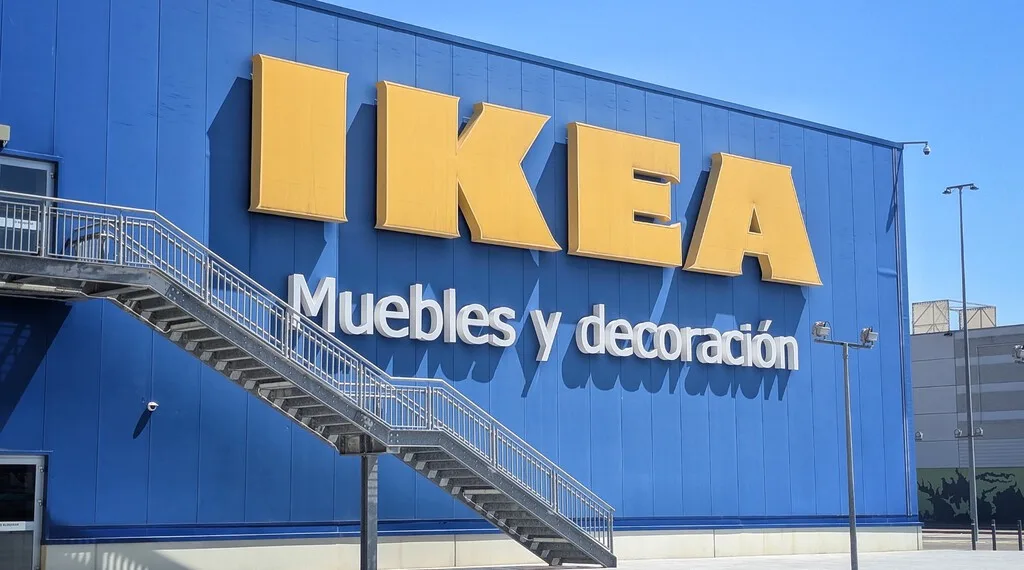 Ikea tiene (ahora rebajada) esta solución ideal para pisos pequeños con la que usar el portátil en el sofá y hasta teletrabajar de pie