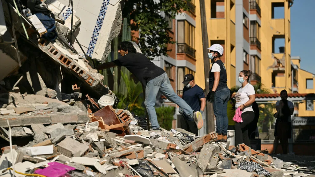 48 horas após terremoto, Colômbia segue sem equipes internacionais nas buscas por sobreviventes