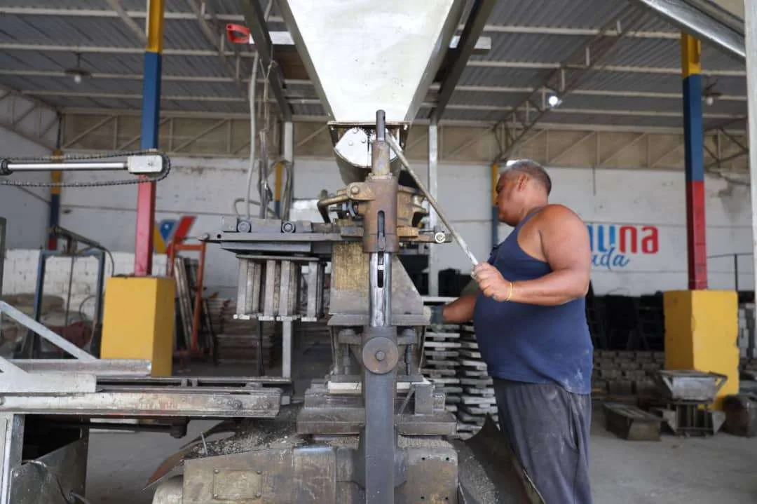 Impulsan economía popular con producción de 2.000 bloques diarios en Catia