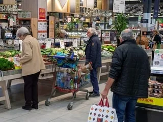 « Dommage qu’une jeune fille comme vous vienne faire ses courses un jour férié » : ce jour où notre lectrice a riposté