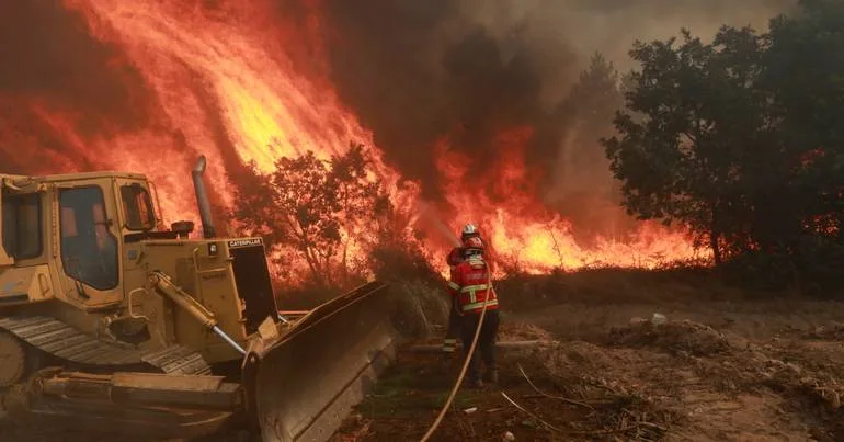 Mais de 200 bombeiros combatem fogo em Boticas