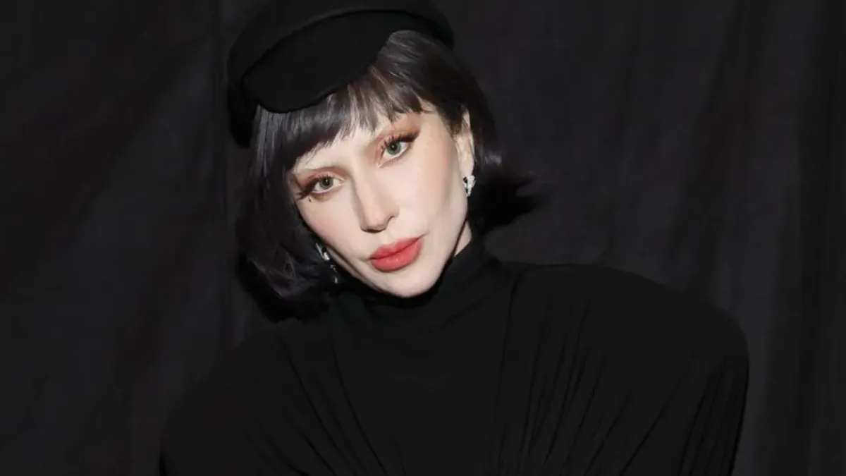 Lady Gaga aparece con un hijo