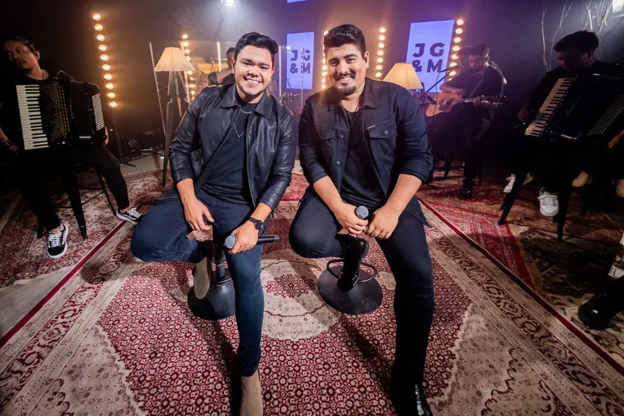 Sete anos após “Lençol Dobrado”, dupla de MS volta ao topo do Spotify