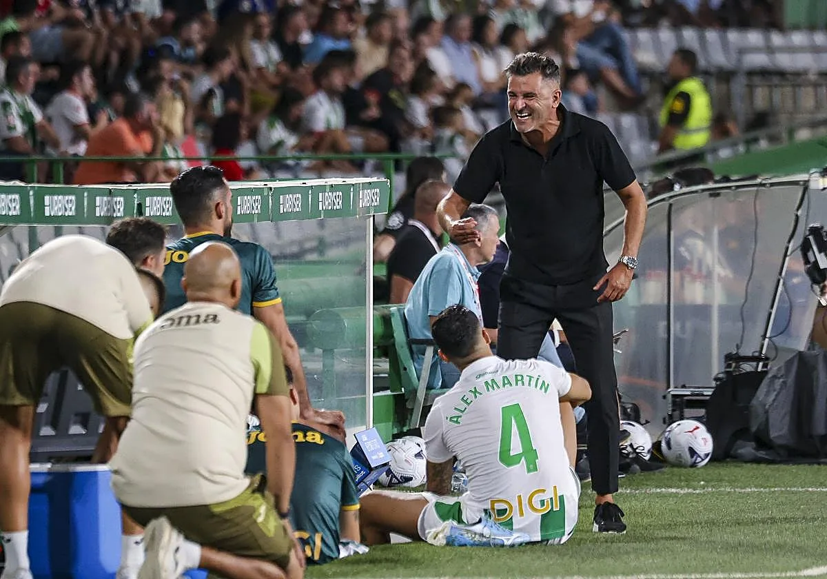 Iván Ania 'raja' de la nueva norma para jugadores que deben ser atendidos: «Cuando es un pelotazo en los huevos, ¿qué quieres que haga el chico?»