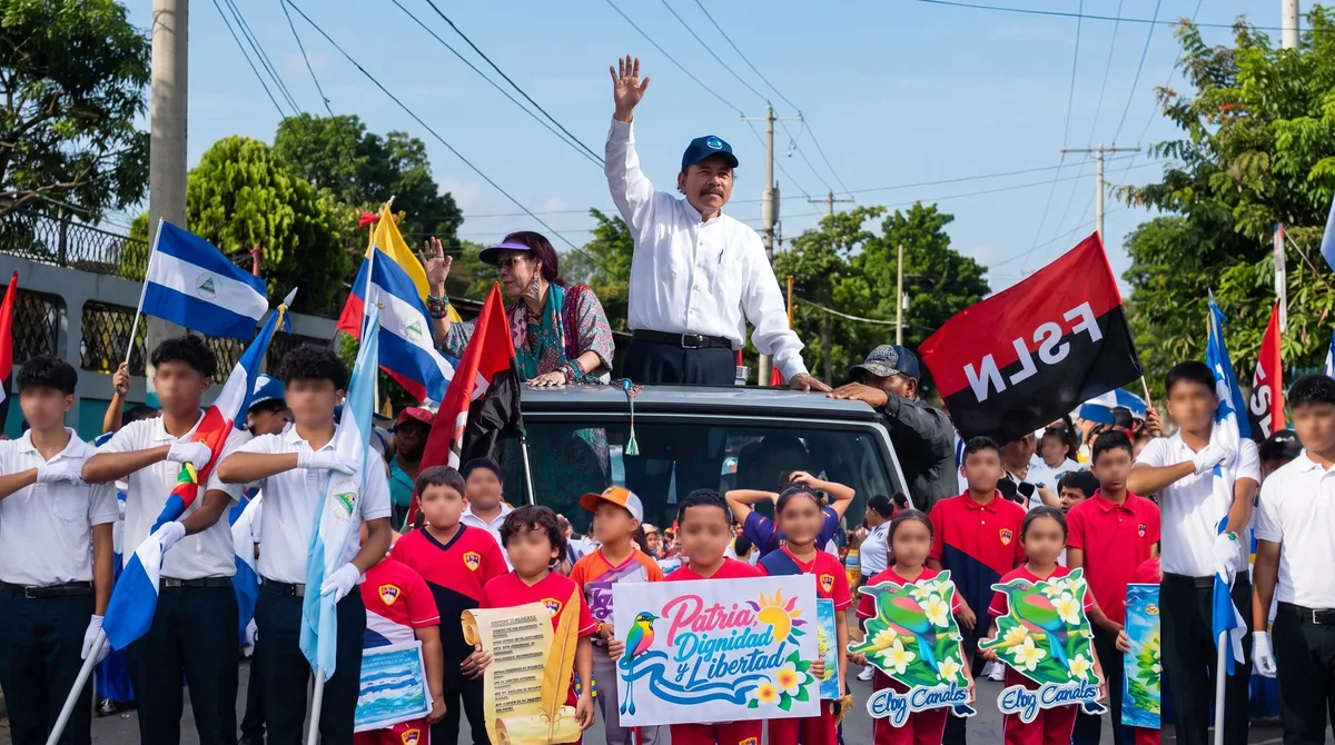 Régimen de Nicaragua exigirá a estudiantes rendir homenaje a Daniel Ortega y Rosario Murillo en celebraciones de septiembre