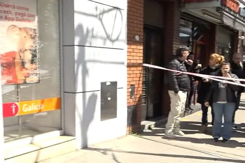 Terror en La Matanza: tres ladrones dispararon durante un robo a un banco y los clientes redujeron a uno de los asaltantes