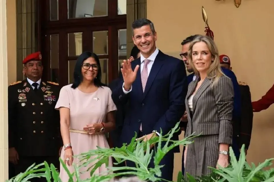 Presidente de Paraguay arriba a Caracas tras 20 meses de ruptura diplomática