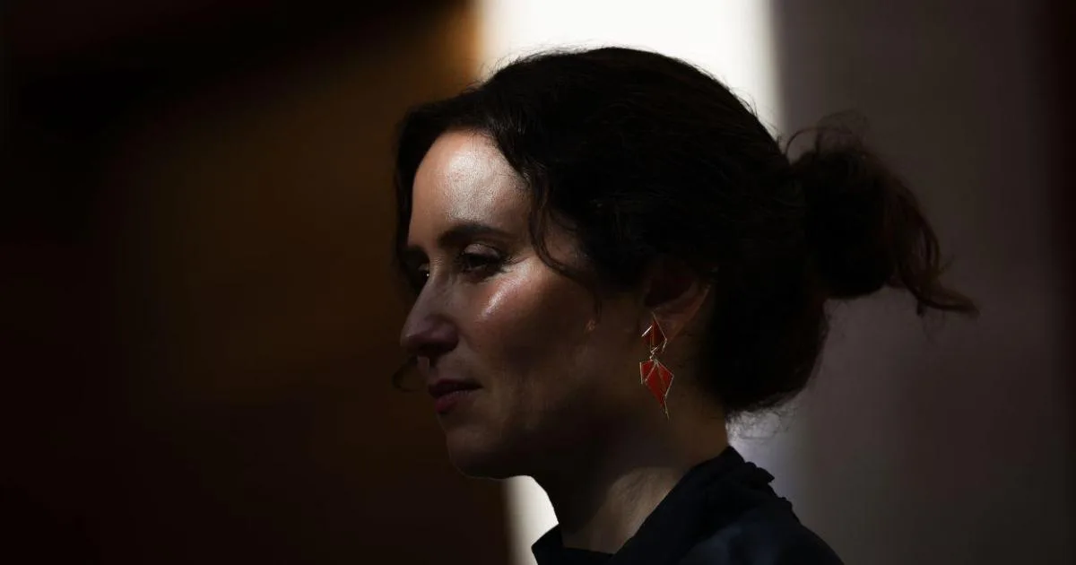 Ayuso manosea la transparencia con los expedientes del ático: las fechas marcadas en rojo de la cuenta atrás
