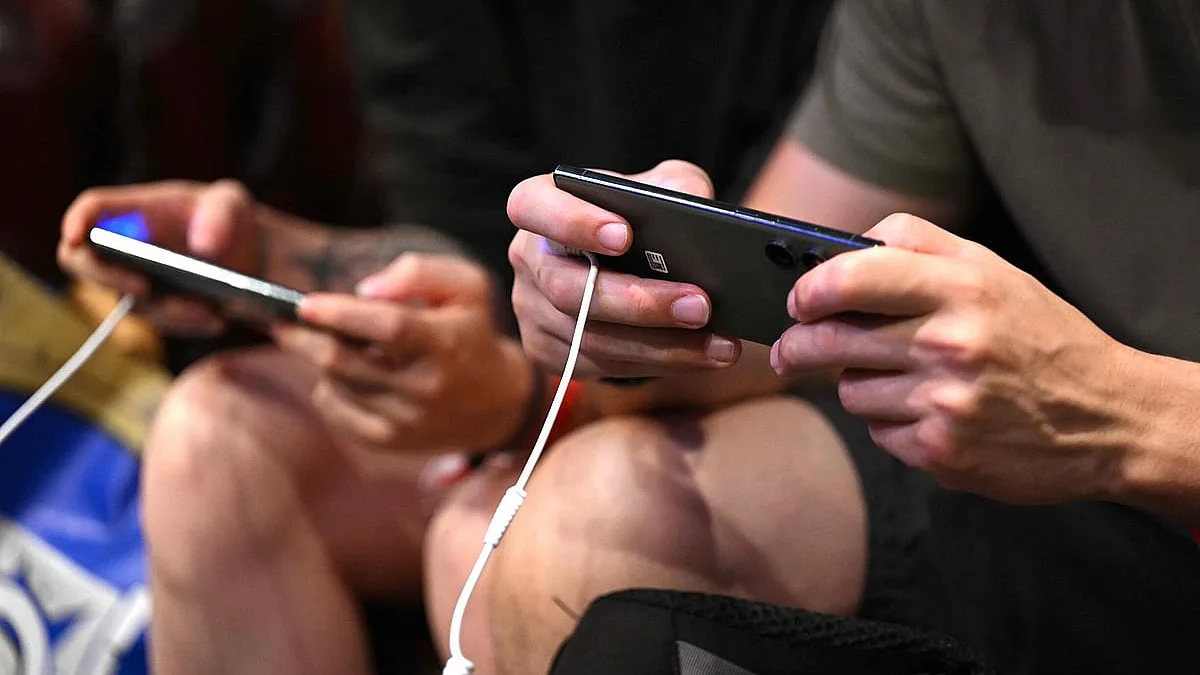 Mais ecrã, melhor raciocínio? Estudo de oito anos desafia dogma digital na adolescência