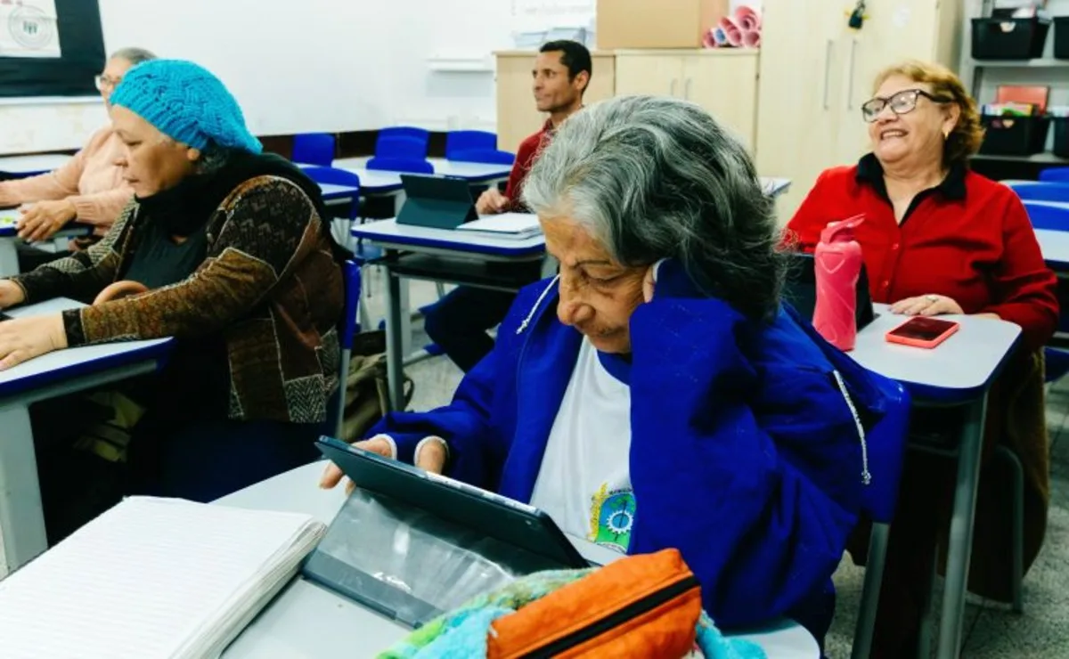 Aos 75 anos, idosa se emociona ao realizar sonho de estar em sala de aula: “Eu também tenho o direito de estudar”
