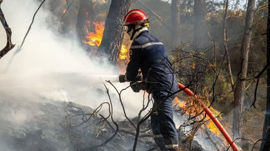 VIDÉO - Incendie de Saint-Just : des reprises de feu, 200 personnes évacuées dans l'après-midi