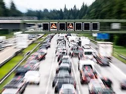 Urteil aus dem Verkehrsrecht: Autobahnunfall: Ist fast ganz eingefädelt genug eingefädelt?