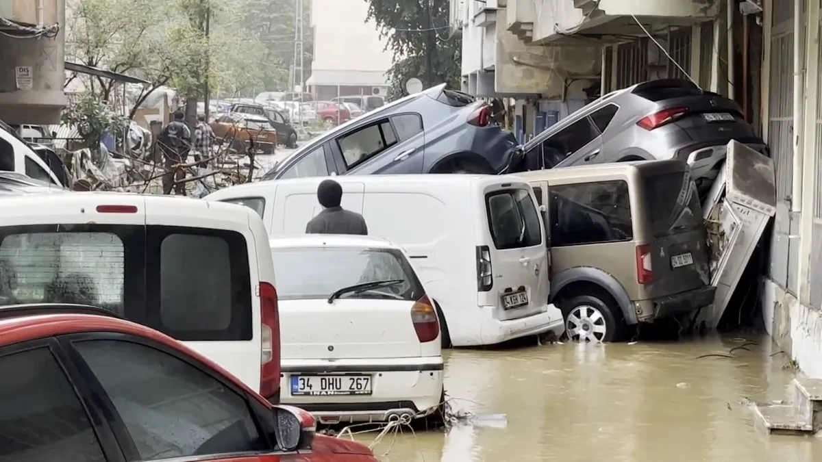 Zwei Tote - Unwetter-Chaos hält Istanbul weiter in Atem