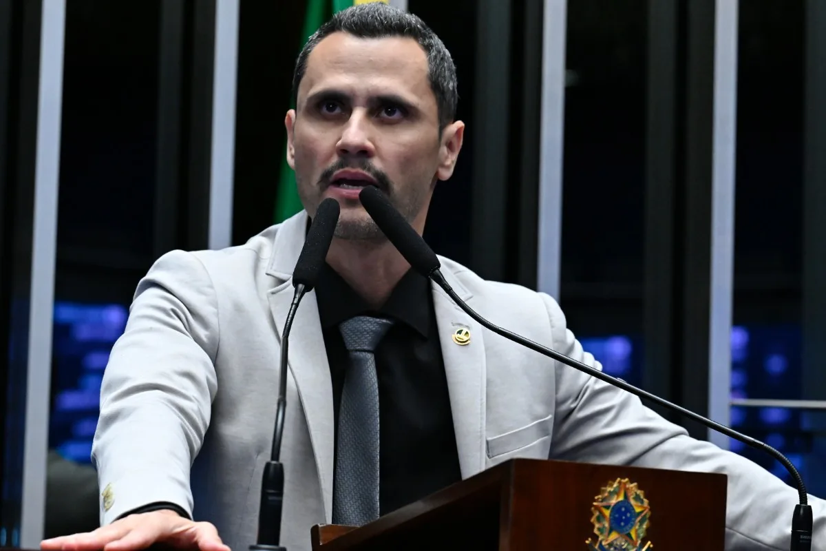 “Quem votar em mim tem que votar no Flávio Bolsonaro”, diz Cleitinho