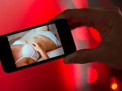 Frage aus dem Arbeitsrecht: Nackt im Nebenjob: Darf mein Chef mir OnlyFans verbieten?