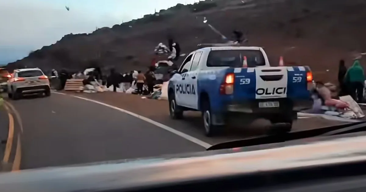 Volcó un camión en la Ruta 237 y vecinos se llevaron gran parte de la carga