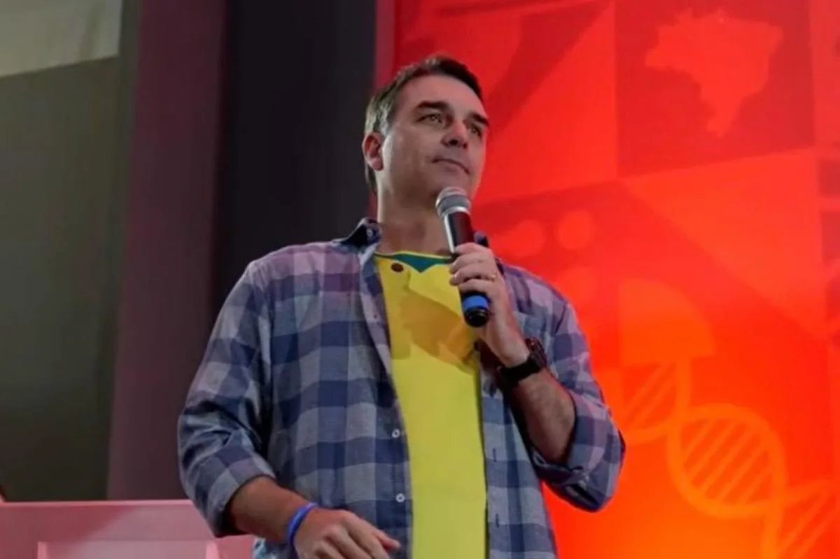 Flávio quer tropas em portos para combater “cocaína made in Brazil”