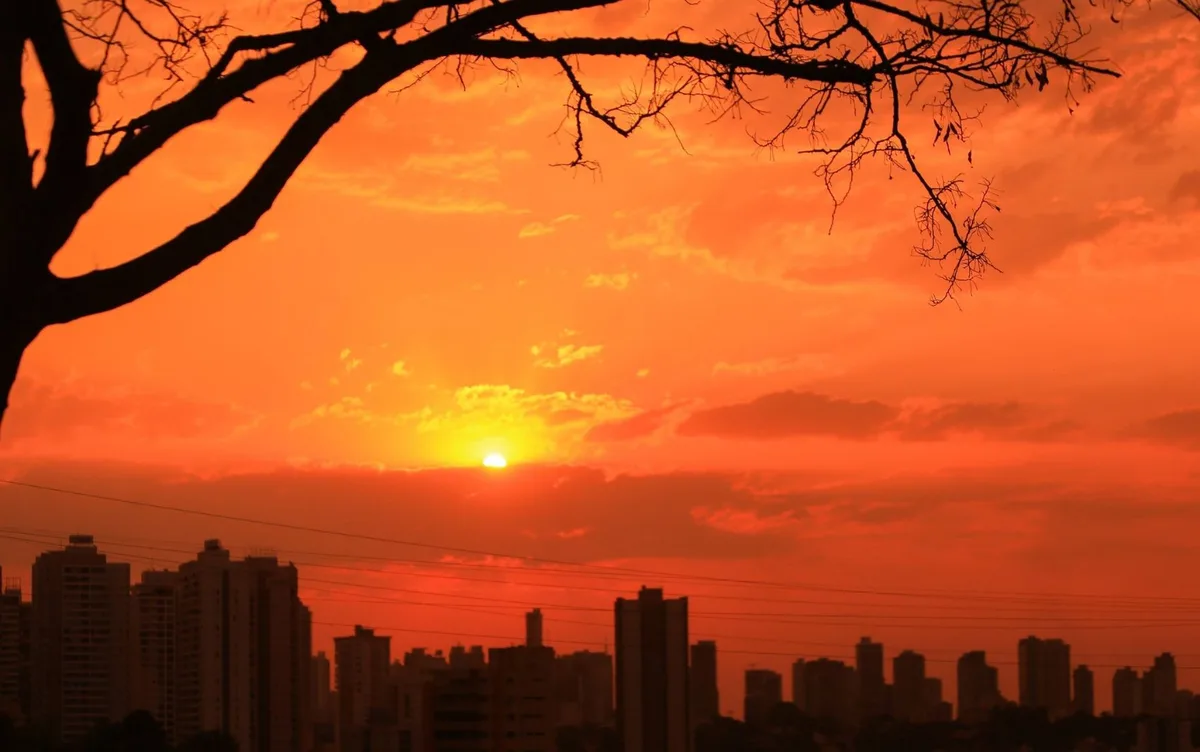Saiba por que o céu fica vermelho em Goiás nesta época do ano