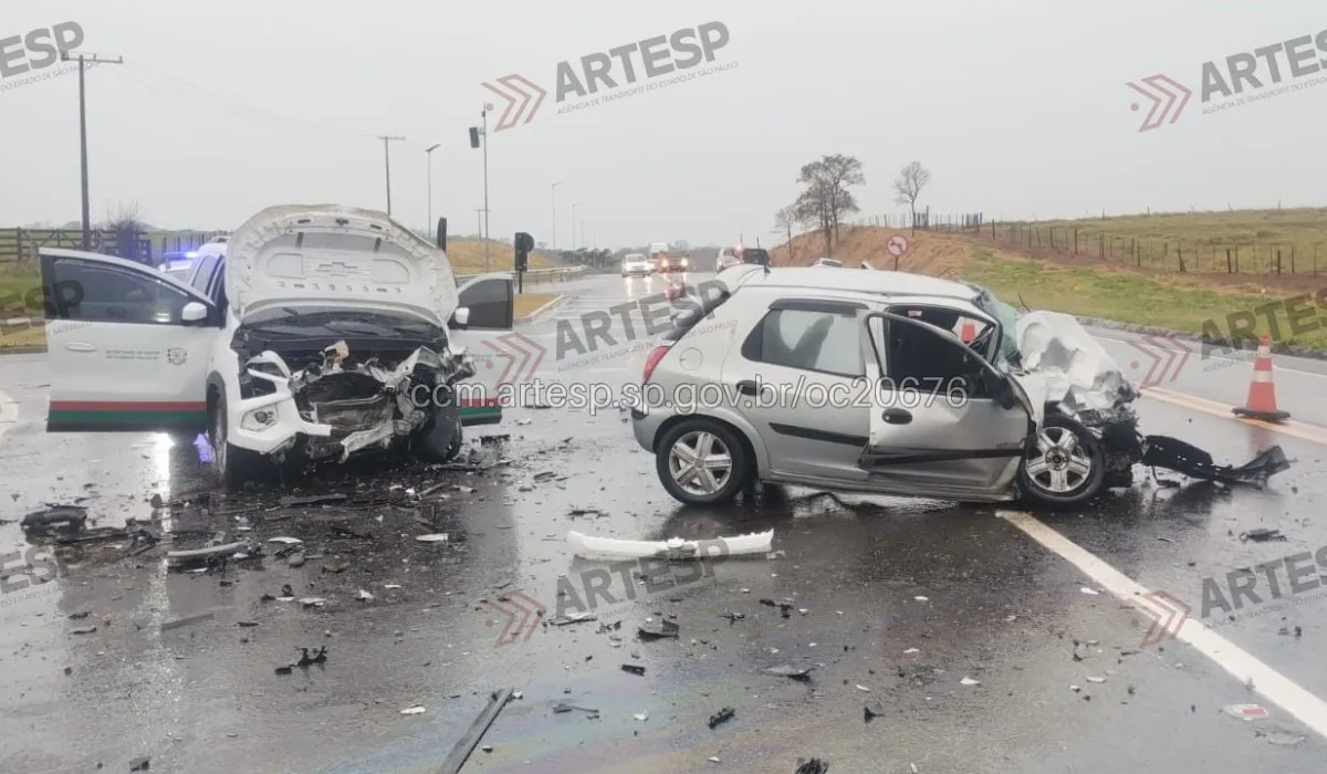 Ultrapassagem provoca acidente entre três veículos e deixa dois feridos graves na SP-294 no interior de SP