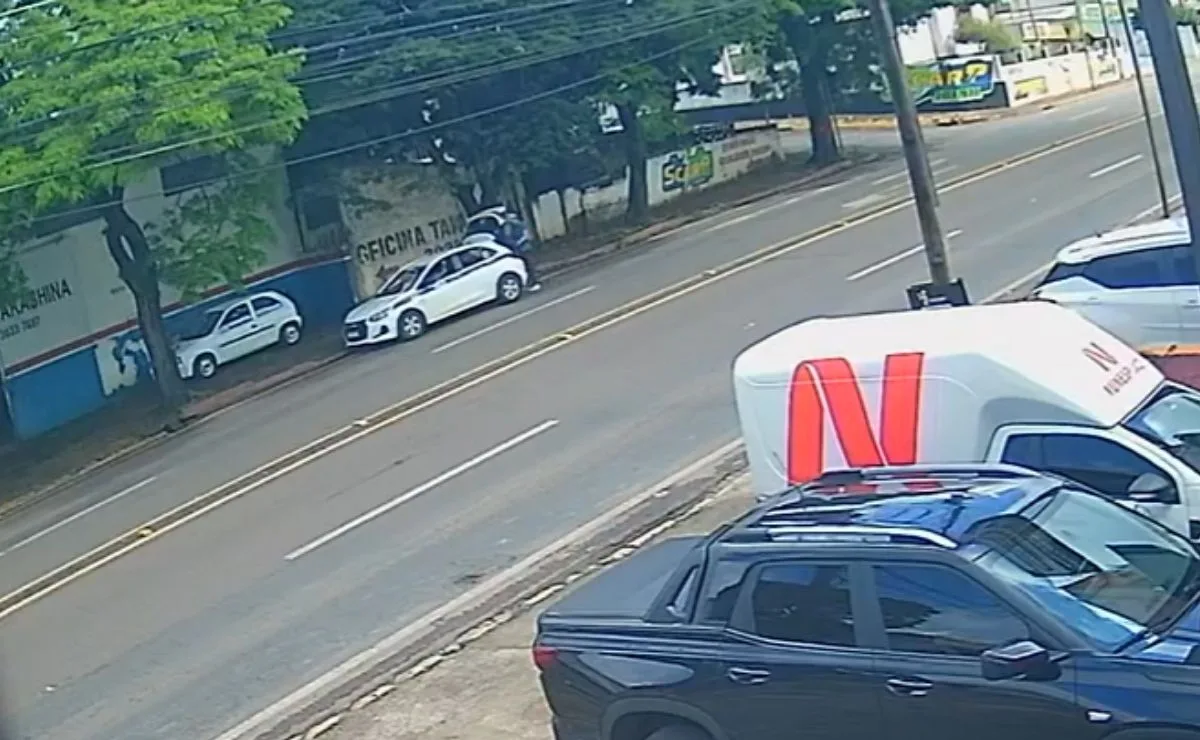 Câmeras flagram momento em que mulher é agredida e arremessada para fora de táxi pelo companheiro; veja vídeo