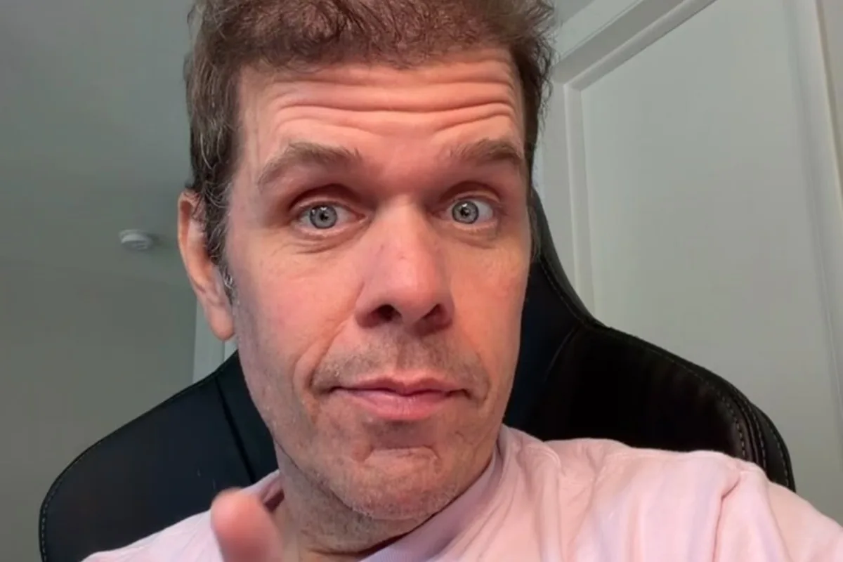 Após automutilação, Perez Hilton "acha que está em 2016", diz site