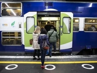 Un homme gravement blessé après avoir été percuté en pleine voie par un RER en Essonne