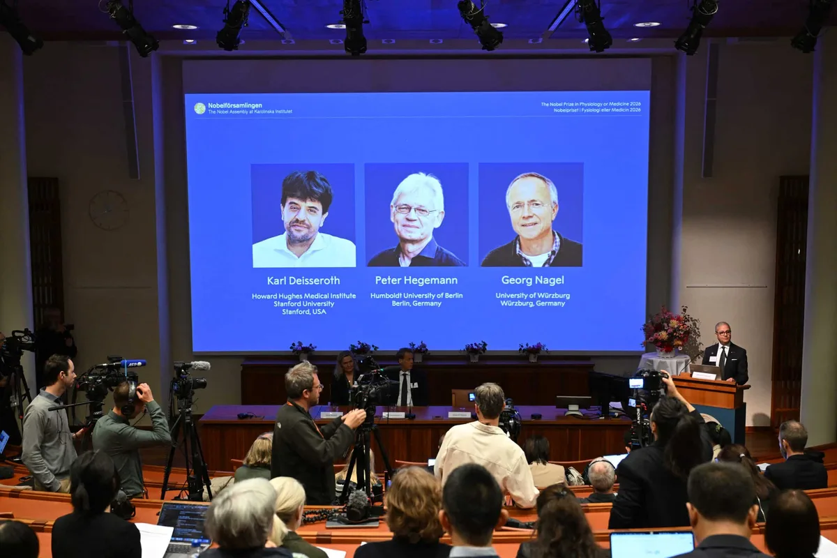 Nobel de Medicina 2026: quem são os cientistas por trás da técnica que controla neurônios com luz