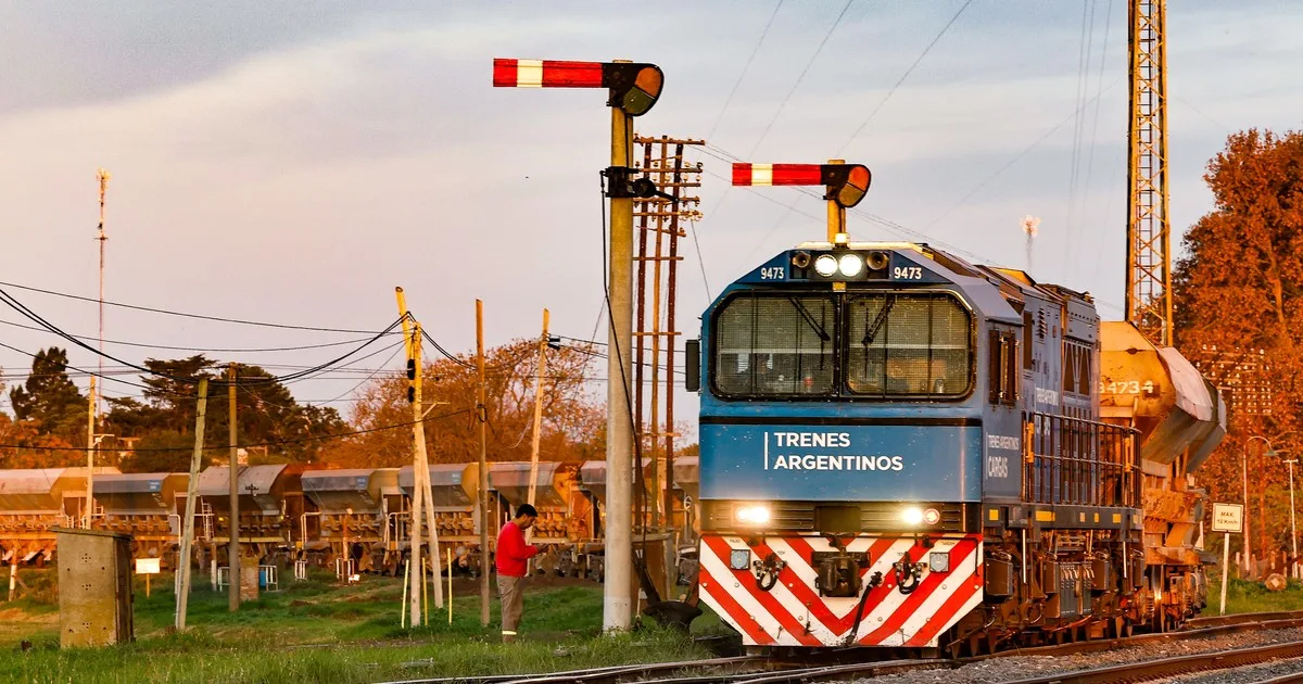 Antes de avanzar con la privatización del Belgrano Cargas, el Gobierno incluyó en el RIGI a las inversiones ferroviarias
