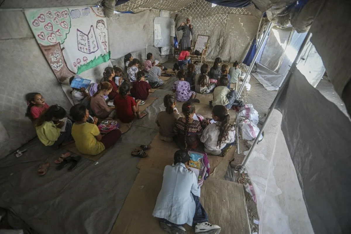 Crianças de Gaza regressam às aulas presenciais três anos depois
