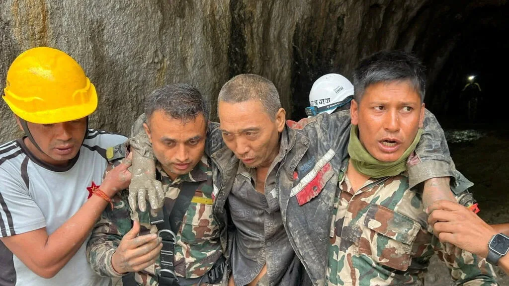 Terceiro sobrevivente é retirado de túnel de usina atingido por desastre no Nepal