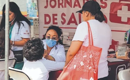 Acuden por certificados médicos y cortes de pelo