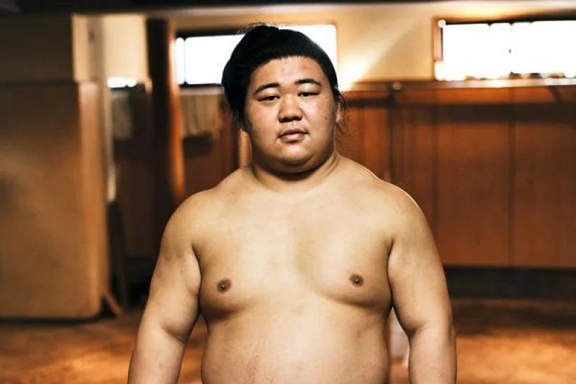 Le lutteur de sumo Seigo Fujinokawa : « Je pèse 123 kg, je suis trop léger »