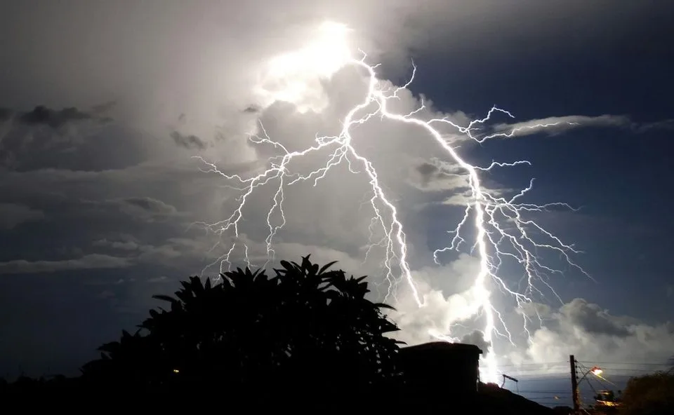 Curitiba registra 30 mm de chuva durante a madrugada de terça e Paraná tem alerta laranja para tempestades